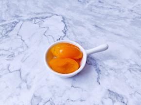 圣女果清洗好切薄片。