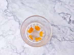 将圣女果放置在杯子里。