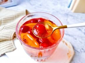 边喝气泡水边吃冷冻的美国蔓越莓鲜果，真是惬意啊！