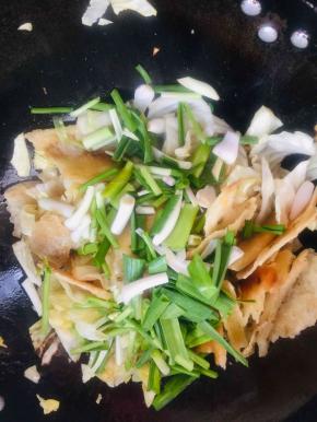 放入蒜苗段翻炒均匀！