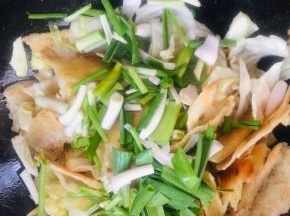 放入蒜苗段翻炒均匀！