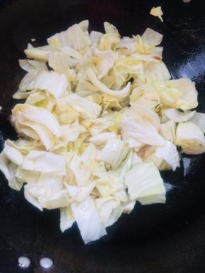 起锅烧油，放入包菜翻炒片刻！