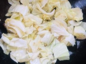 起锅烧油，放入包菜翻炒片刻！