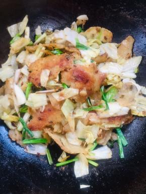 出锅前放入适量的孜然粉即可！