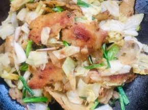 出锅前放入适量的孜然粉即可！