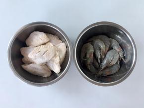 鸡翅洗净两面各划两刀，虾洗净去除虾线。