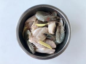 把鸡翅和下放入盆中，加1勺料酒，少半勺五香粉，少许盐，抓匀后腌制30分钟。