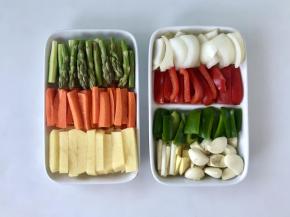 胡萝卜、土豆、芦笋、洋葱、青红椒切成段，蒜头剥去皮，葱切段、姜切片；