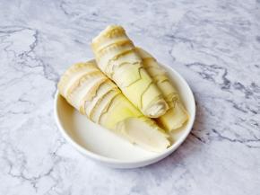 有刀在笋壳上划一下剥壳就很轻松。