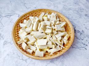 把笋切成小段。