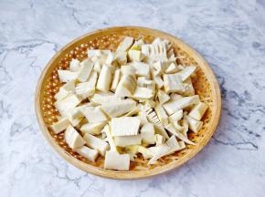 把笋切成小段。