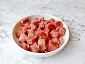 浸泡好的牛肉切长条再切小块。