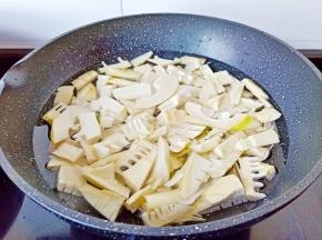 锅里放一点盐与白酒，加笋焯水。