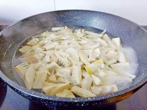 水开焯水5分钟捞出控水份。