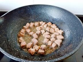 牛肉粒翻炒至变色。