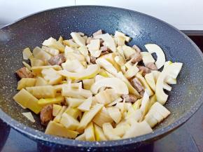 加入笋翻炒片刻。