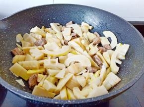 加入笋翻炒片刻。