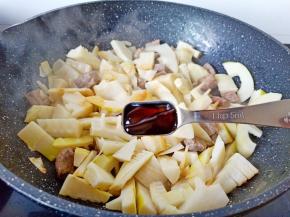 加蚝油提鲜，加盐少许。