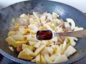 加蚝油提鲜，加盐少许。