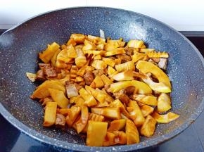 将调味料翻炒均匀。