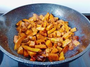 看汤汁差不多开大火收汁。