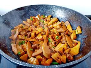 关火即可盛盘享用。