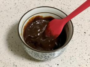 调好酱汁，在碗里加入甜面酱2勺、番茄酱2勺、蚝油1勺、酱油1勺，拌匀备用。