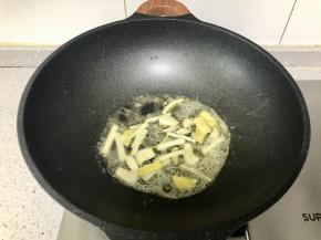 锅内入黄油融化，倒入切成片的葱姜蒜爆香；
​