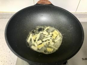 锅内入黄油融化，倒入切成片的葱姜蒜爆香；
​