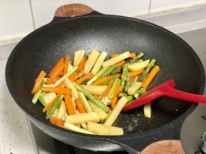 将胡萝卜、土豆、芦笋、洋葱段倒入炒匀；