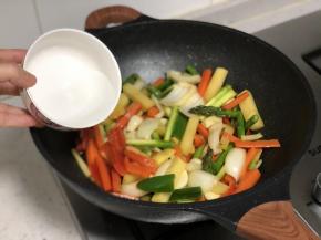 倒入水至蔬菜的一半；