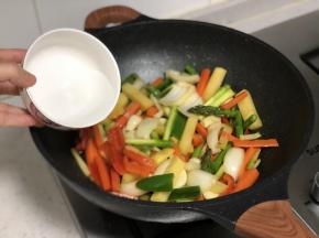 倒入水至蔬菜的一半；