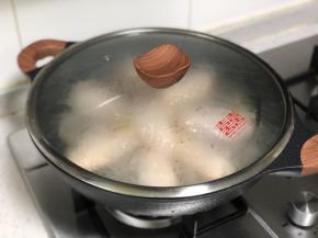 盖上锅盖，大火烧开后改小火焖十分钟；