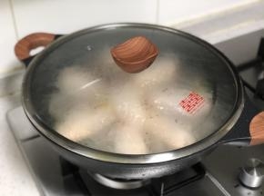 盖上锅盖，大火烧开后改小火焖十分钟；