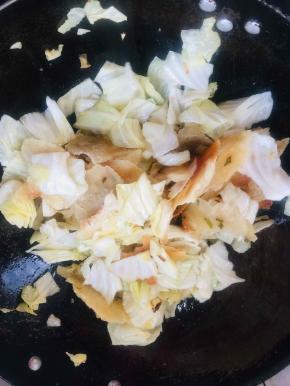 放入千层饼翻炒均匀！