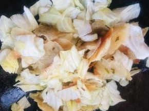 放入千层饼翻炒均匀！