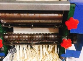 把电动压面机的面条刀安上，调到自己喜欢的厚度，再次启动压面机电源，压成面条！