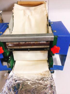 面片反复压三至五遍就可以了！现在的面片已经特别的劲道，完整了！