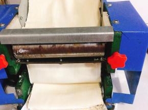 面片反复压三至五遍就可以了！现在的面片已经特别的劲道，完整了！