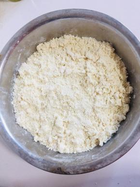 面粉中多次少量的加入适量的水，揉成棉絮状，醒10分钟左右！