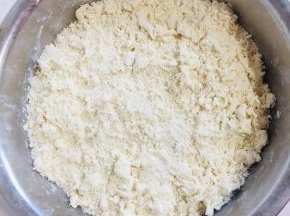 面粉中多次少量的加入适量的水，揉成棉絮状，醒10分钟左右！