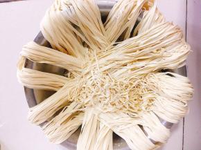 压好的面条根据自己需要的长度断开，抖散摆在盆子里！