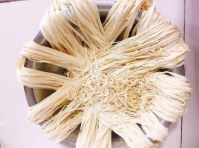 压好的面条根据自己需要的长度断开，抖散摆在盆子里！