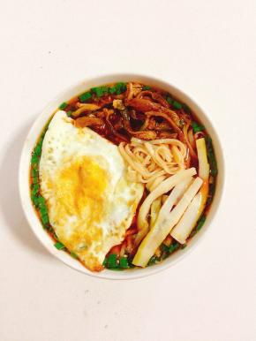 碗中放入韭菜末，葱末，生抽，香油，香醋，辣椒油，糖，盐，鸡精，煮开的羊肉汤搅拌均匀调成料汁儿！放入煮好的面条，泡椒酸笋，萝卜条，煎荷包蛋，开吃！（没有羊肉汤可以用煮面的面汤来代替！）