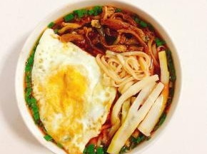 碗中放入韭菜末，葱末，生抽，香油，香醋，辣椒油，糖，盐，鸡精，煮开的羊肉汤搅拌均匀调成料汁儿！放入煮好的面条，泡椒酸笋，萝卜条，煎荷包蛋，开吃！（没有羊肉汤可以用煮面的面汤来代替！）