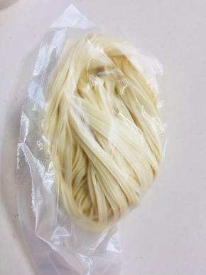 压好的面条可以挂在通风处自然晾干，也可以分成小份儿装在保鲜袋里，放在冰箱冷冻保存！