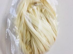 压好的面条可以挂在通风处自然晾干，也可以分成小份儿装在保鲜袋里，放在冰箱冷冻保存！