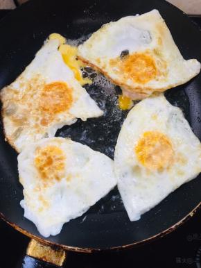 再煎几个荷包蛋增加营养！（我做的是四人份儿的量！）