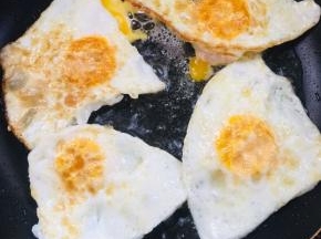 再煎几个荷包蛋增加营养！（我做的是四人份儿的量！）