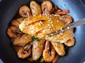 最后关火后撒点芝麻和香菜开吃吧~